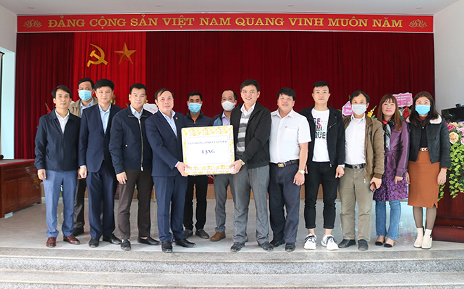 Đoàn công tác của Văn phòng Tỉnh ủy tặng quà, chúc tết Đảng bộ, chính quyền và nhân dân xã Tân Nguyên.