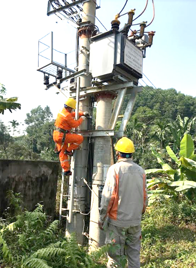 Công nhân Công ty Điện lực Yên Bái kiểm tra, bảo dưỡng trạm biến áp.