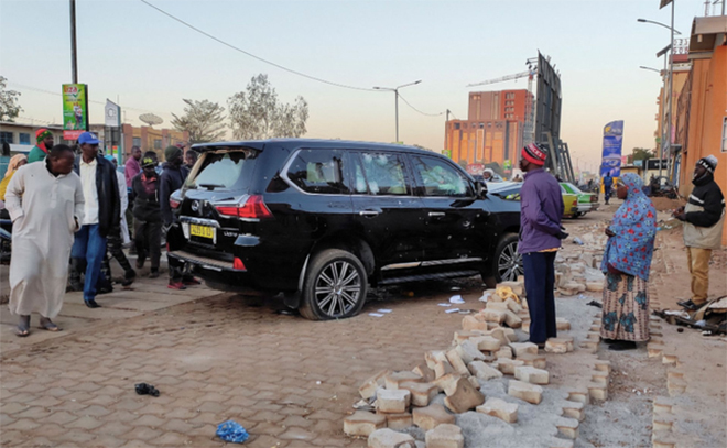 Một chiếc xe của Tổng thống Burkia Faso dính nhiều vết đạn sau đợt nổ súng ở khu vực gần dinh thự tổng thống ở thủ đô Ouagadougou, hôm 24/1.