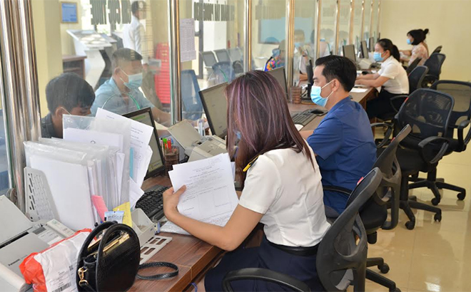 Người dân đến giải quyết thủ tục hành chính tại Bộ phận Phục vụ Hành chính công huyện Văn Yên.