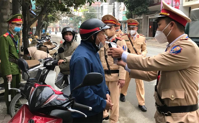 Cán bộ, chiến sĩ cảnh sát giao thông Công an thành phố Yên Bái tăng cường kiểm tra nồng độ cồn đối với người điều khiển phương tiện dịp cuối năm.