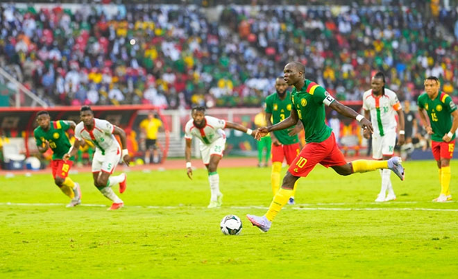 Aboubakar ghi cú đúp từ chấm 11m giúp ĐT Cameroon thắng trận mở màn AFCON 2021.