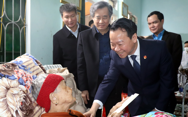 Member of the Party Central Committee and Secretary of the provincial Party Committee Do Duc Duy visits Heroic Vietnamese Mother Duong Thi Cuc.