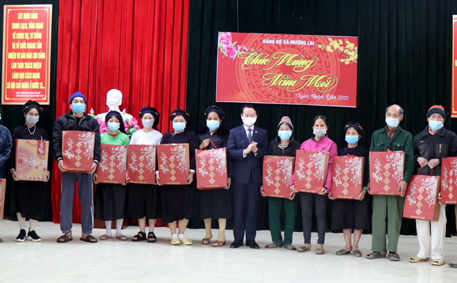 Bí thư Tỉnh ủy Đỗ Đức Duy trao quà và chúc tết hộ nghèo, hộ chính sách trên địa bàn xã Mường Lai, huyện Lục Yên.