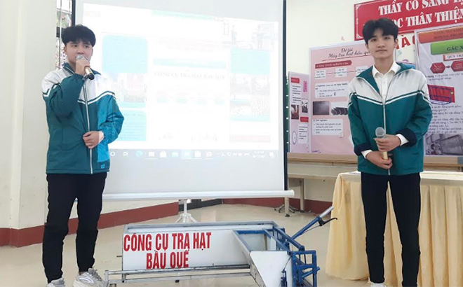 Em Nguyễn Văn Hải và Lê Minh Tâm, học sinh lớp 12A3, Trường THPT Lê Quý Đôn thuyết minh Dự án “Công cụ tra hạt bầu quế”.
