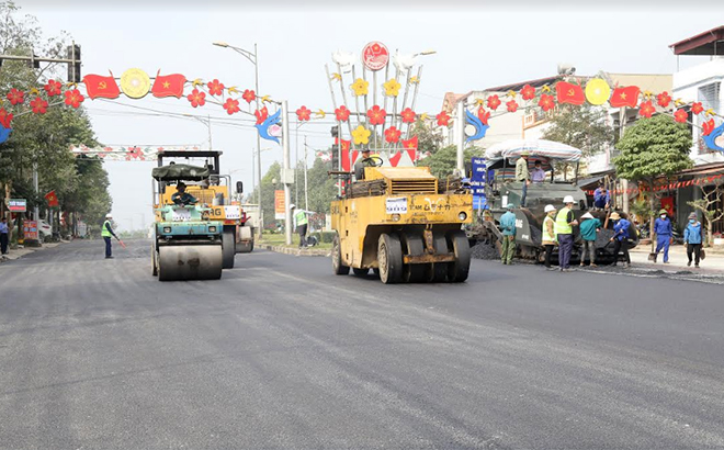 Công nhân Công ty cổ phần Phát triển Xây dựng và Thương mại 909 thi công công trình đường Nguyễn Tất Thành, đoạn qua huyện Yên Bình.