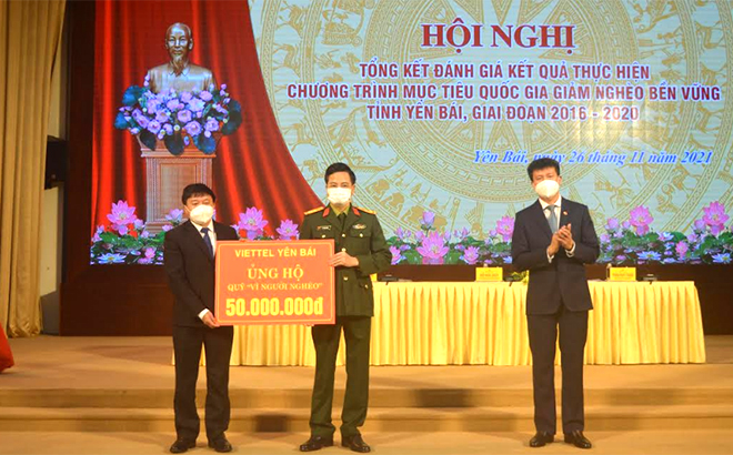 Các đồng chí lãnh đạo tỉnh tiếp nhận tiền ủng hộ của các doanh nghiệp cho Quỹ “Vì người nghèo”.