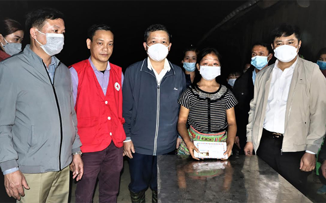 Đại diện lãnh đạo huyện Trấn Yên đến thăm và hỗ trợ gia đình lo hậu sự.
