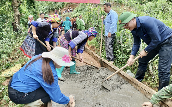 Đồng chí Nông Việt Yên - Bí thư Huyện ủy Mù Cang Chải tham gia kiên cố hóa đường giao thông nông thôn cùng người dân xã Lao Chải.