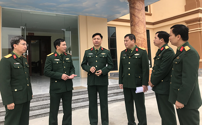 Đại tá Phạm Viết Khánh - Chính ủy Bộ Chỉ huy Quân sự tỉnh (thứ ba từ trái sang) trao đổi với lãnh đạo các phòng, ban thuộc Bộ Chỉ huy Quân sự tỉnh về thực hiện nhiệm vụ quân sự - quốc phòng.