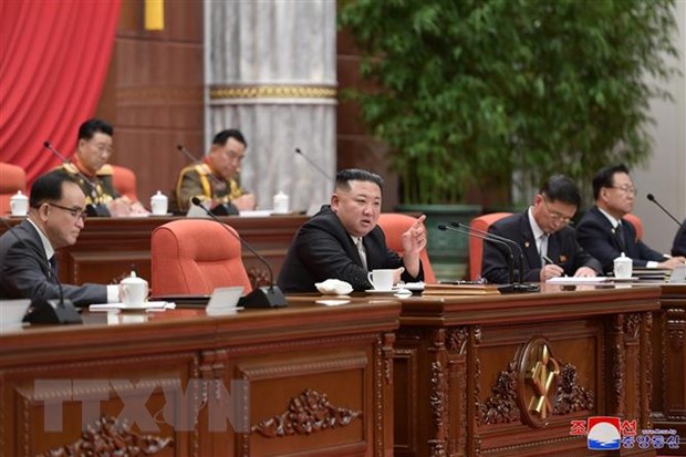 Nhà lãnh đạo Triều Tiên Kim Jong-un (thứ 2, trái) phát biểu tại Hội nghị toàn thể mở rộng lần thứ 6 của Ban chấp hành Trung ương Đảng Lao động Triều Tiên khóa VIII ở Bình Nhưỡng, ngày 28/12/2022.