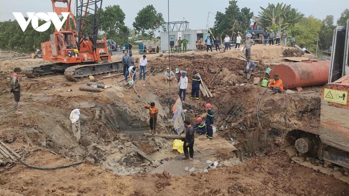 Lực lượng chức năng vẫn đang tiếp tục giải cứu bé trai 10 tuổi lọt xuống trụ bê tông rỗng sâu khoảng 35m ở Đồng Tháp.
