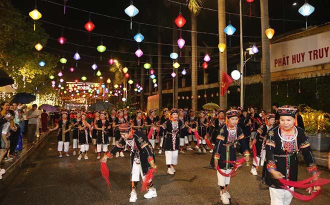 Tiết mục múa chuông của Đội Văn nghệ xã Yên Thành, huyện Yên Bình biểu diễn tại “Con đường sắc màu văn hóa” trong Lễ hội Bưởi Đại Minh và khám phá Danh thắng Quốc gia hồ Thác Bà năm 2022.