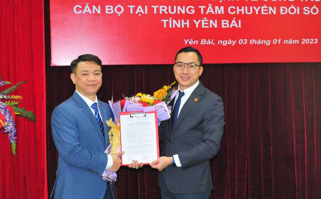 Thừa ủy quyền, đồng chí Hoàng Minh Tiến - Giám đốc Sở Thông tin và Truyền thông trao Quyết định bổ nhiệm của Chủ tịch UBND tỉnh cho ông Kim Mạnh Cường - Giám đốc Trung tâm Chuyển đổi số tỉnh Yên Bái.