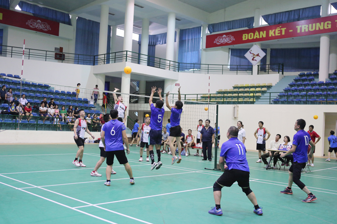 Các vận động viên tham gia thi đấu môn bóng chuyền hơi.