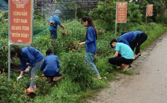 Đoàn viên thanh niên xã Yên Hợp, huyện Văn Yên tham gia chăm sóc các tuyến đường hoa.