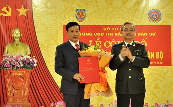Tổng cục  trưởng Tổng Cục THADS Nguyễn Quang Thái trao quyết định bổ nhiệm Cục trưởng Cục THADS tỉnh Yên Bái cho ông Trần Văn Tường.