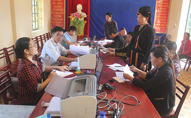 Đồng bào vùng dân tộc thiểu số huyện Văn Yên vay vốn ngân hàng để phát triển kinh tế.
