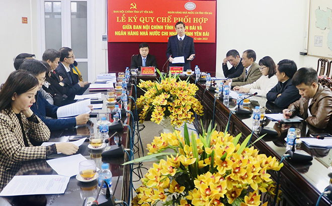 Đồng chí Lương Văn Thức - Ủy viên Ban Thường vụ, Trưởng ban Nội chính Tỉnh ủy phát biểu về công tác phối hợp phòng, chống tham nhũng tiêu cực trong lĩnh vực tiền tệ và hoạt động ngân hàng.
