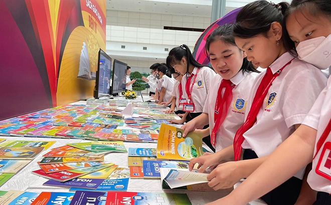 50 cuốn sách giáo khoa của các môn học, hoạt động giáo dục ở lớp 11 theo chương trình giáo dục phổ thông 2018 đã được Bộ trưởng Bộ GD-ĐT phê duyệt