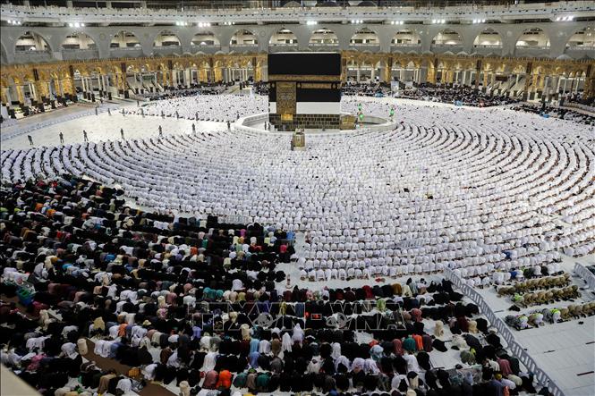 Các tín đồ Hồi giáo cầu nguyện tại Đại Thánh đường ở thành phố Mecca (Saudi Arabia), ngày 6/7/2022.