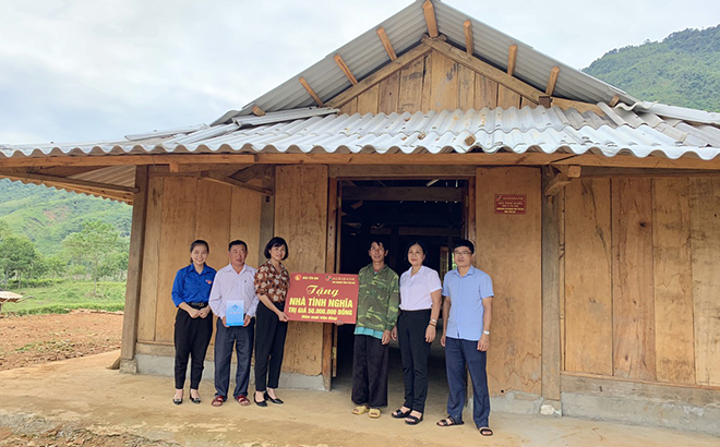 Lãnh đạo Báo Yên Bái và Ngân hàng Nông nghiệp & Phát triển nông thôn Chi nhánh tỉnh Yên Bái trao tặng tiền hỗ trợ làm nhà cho gia đình ông Giàng A Di.