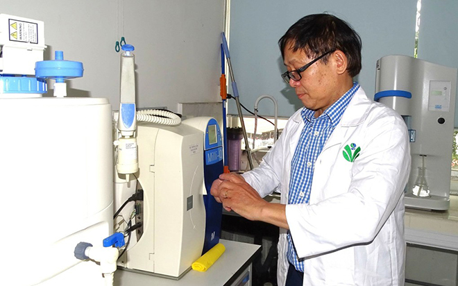 GS Nguyễn Cửu Khoa làm việc tại phòng thí nghiệm của Viện Khoa học Vật liệu Ứng dụng, quận 1.