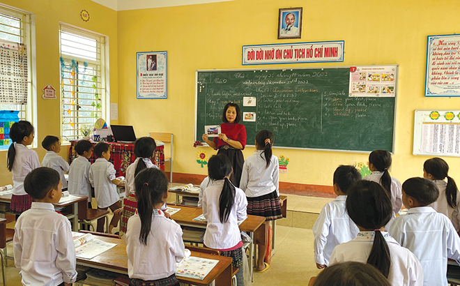 Cô Phan Thị Lệ Hường cùng học trò trong một giờ học không công nghệ.