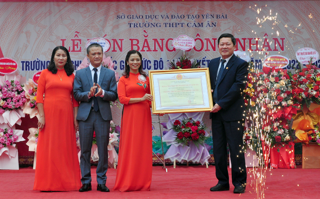 Thừa ủy quyền, Giám đốc Sở GD&ĐT tỉnh Yên Bái Vương Văn Bằng trao Bằng công nhận trường đạt chuẩn quốc gia mức độ 1 cho tập thể Trường THPT Cảm Ân.