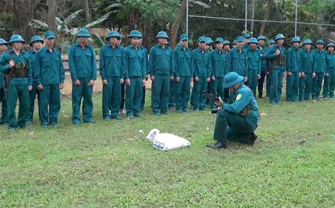 Huấn luyện dân quân, tự vệ tại huyện Văn Yên.
