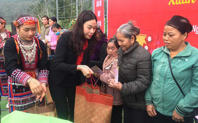 Đồng chí Lã Thị Liền - Phó chủ tịch UBND huyện Văn Yên tặng quà cho các hộ nghèo, gia đình chính sách.