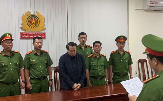 Công an đọc lệnh bắt giữ ông Đặng Việt Hà