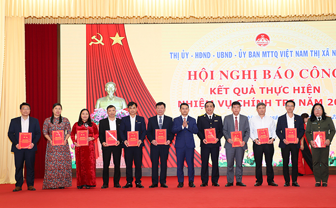 Lãnh đạo thị ủy khen thưởng cho các đơn vị có thành tích xuất sắc 2022