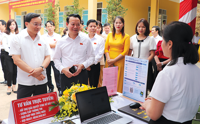 Bí thư Tỉnh ủy Đỗ Đức Duy cùng các đồng chí lãnh đạo thành phố Yên Bái tham quan các gian hàng chuyển đổi số của thành phố tại Nhà văn hóa phường Yên Thịnh.