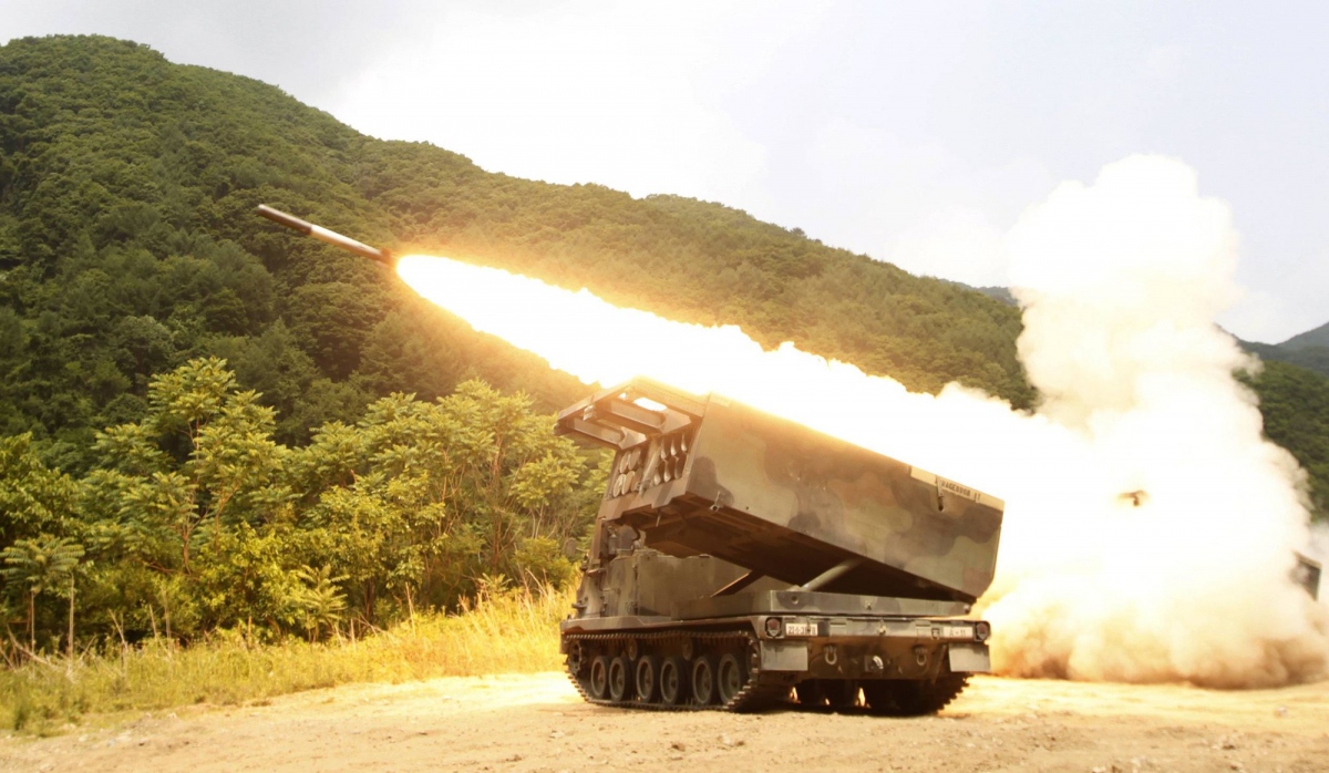 Hệ thống pháo phản lực HIMARS phóng tên lửa. Ảnh: Reuters
