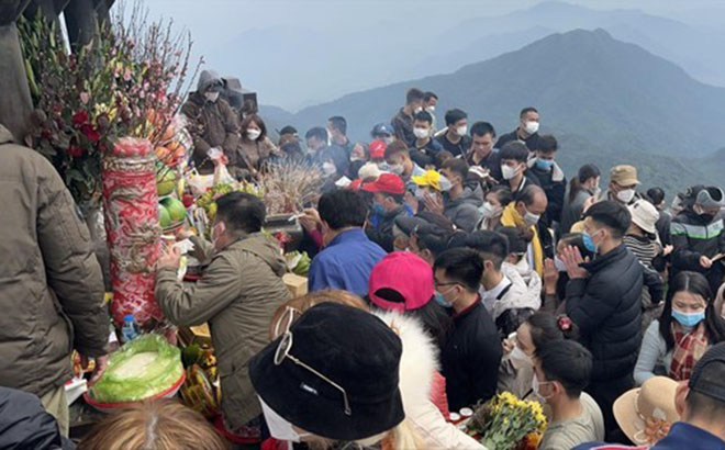 Hằng năm, hội Xuân yên Tử thu hút nhiều du khách đến cầu nguyện bình an trong dịp đầu năm mới.