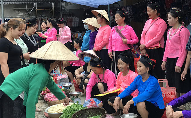 Cả người mua và người bán đến với chợ quê Mai Sơn đều thích mặc trang phục truyền thống.
