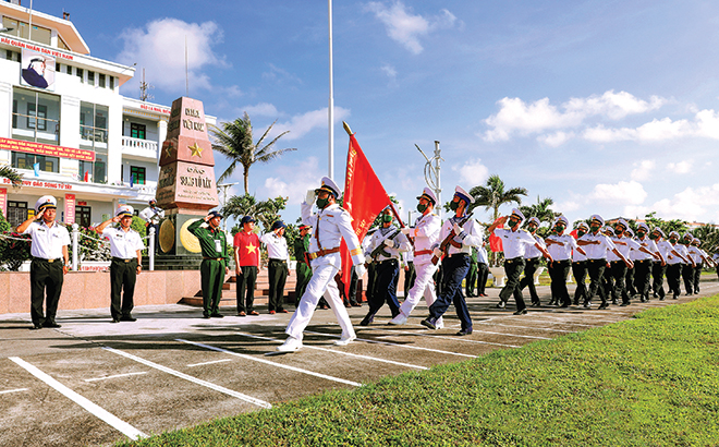 Nghi thức chào cờ tại đảo Song Tử Tây, quần đảo Trường Sa. (Ảnh: Thanh Miền)