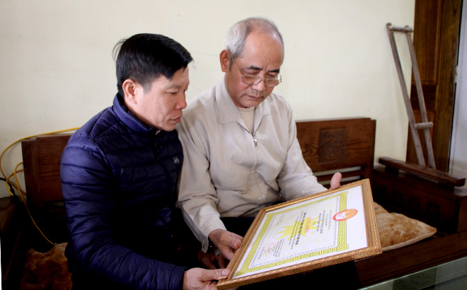 Ông Đỗ Quang Bình - Trưởng dòng họ Đỗ xã Việt Cường (bên phải) tự hào khoe Bằng khen của Trung ương HKH Việt Nam dành cho dòng họ.