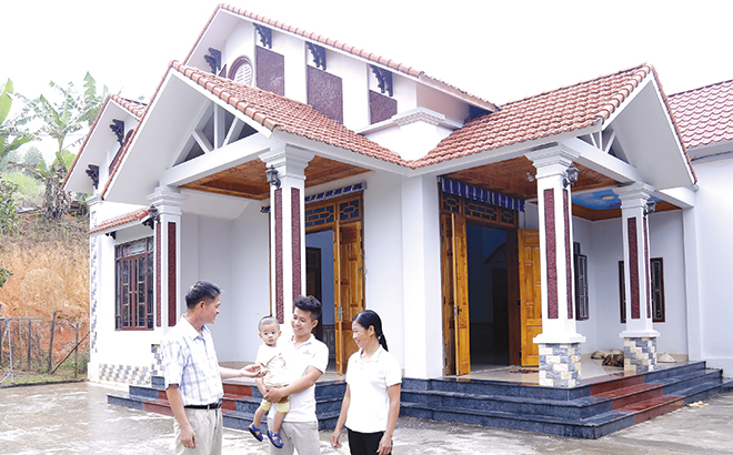 Niềm vui của gia đình ông Lê Văn Tuấn bên ngôi nhà mới xây.
