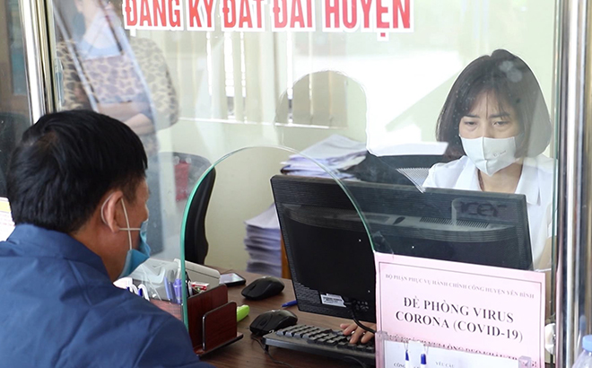 Người dân đến thực hiện giao dịch tại Chi nhánh Văn phòng đăng ký đất đai huyện Yên Bình.