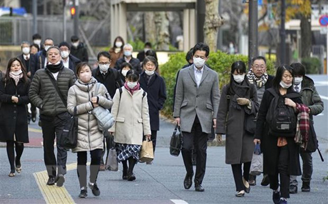 Người dân trên đường tới nơi làm việc ở Tokyo, Nhật Bản ngày 28/12/2022.