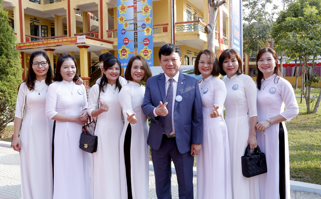 Giám đốc Đại học Thái Nguyên Hoàng Văn Hùng cùng các thế hệ học sinh cũ của Trường THPT Cảm Nhân.