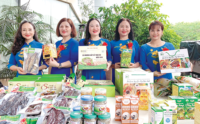 Các sản phẩm OCOP của Yên Bái được trưng bày, giới thiệu tại Hội chợ sản phẩm OCOP, đặc sản các vùng miền và văn hóa ẩm thực năm 2022 tại thị xã Nghĩa Lộ.
