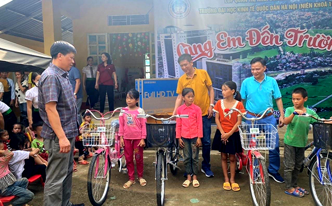 Đại tá Đặng Xuân Quỳnh - Phó Giám đốc Công an tỉnh cùng các nhà từ thiện tặng xe đạp cho các cháu học sinh nghèo xã Phúc Sơn.