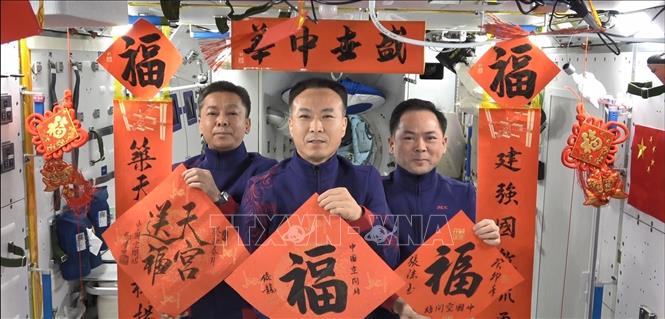Các phi hành gia Trung Quốc gửi lời chúc Tết Nguyên đán từ trạm vũ trụ Thiên Cung ngày 21/1/2023. Ảnh: THX/TTXVN