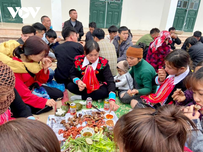 Sau khi cúng làng, người Dao Tuyển ăn uống chúc tụng nhau, tăng sự gắn kết cộng đồng.