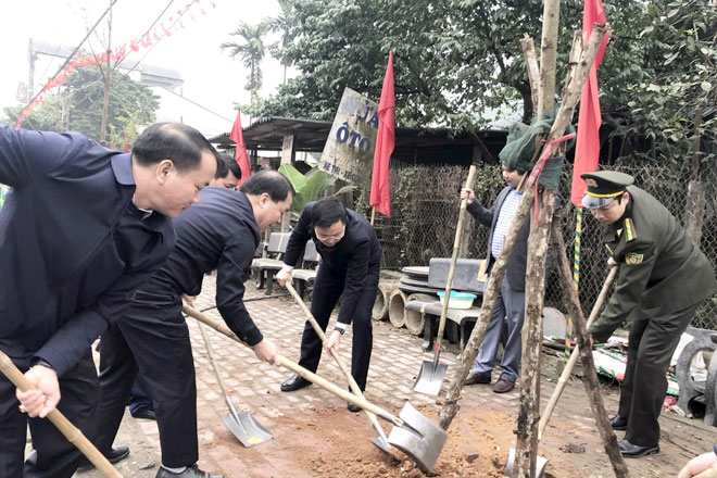 Lãnh đạo huyện Yên Bình ra quân trồng cây bóng mát tại khu vực trung tâm huyện. 

