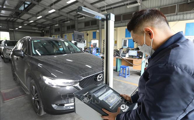 Kiểm định viên Trung tâm đăng kiểm xe cơ giới 2917D tại quận Long Biên đo hệ thống chiếu sáng của xe.