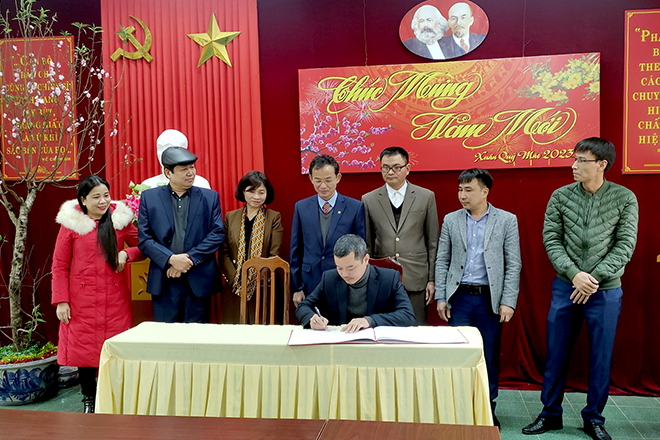 Ban Biên tập và lãnh đạo các phòng chuyên môn Báo Yên Bái ký giao ước thi đua năm 2023.